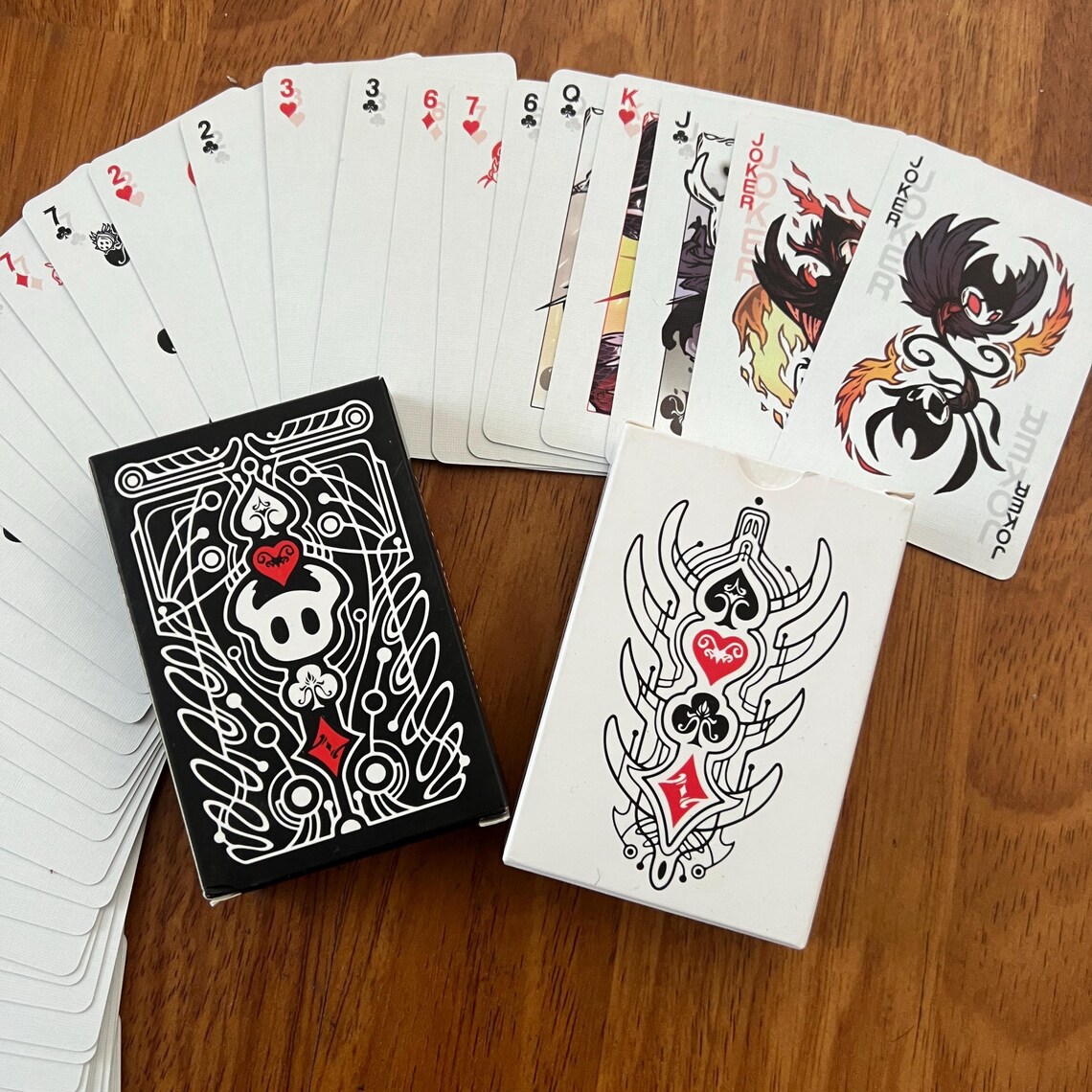 Board Games - Hollow Knight Standard-Pokerkarten-Set, schwarz-weiß, Spielkarten, tragbare,